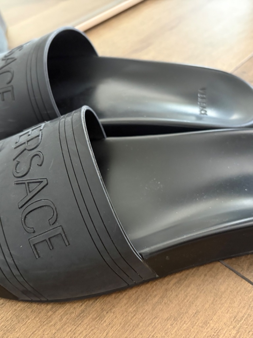 Versace Women’s Black Rubber Pool Slides Size 9 worn once with box - Picture 4 of 5